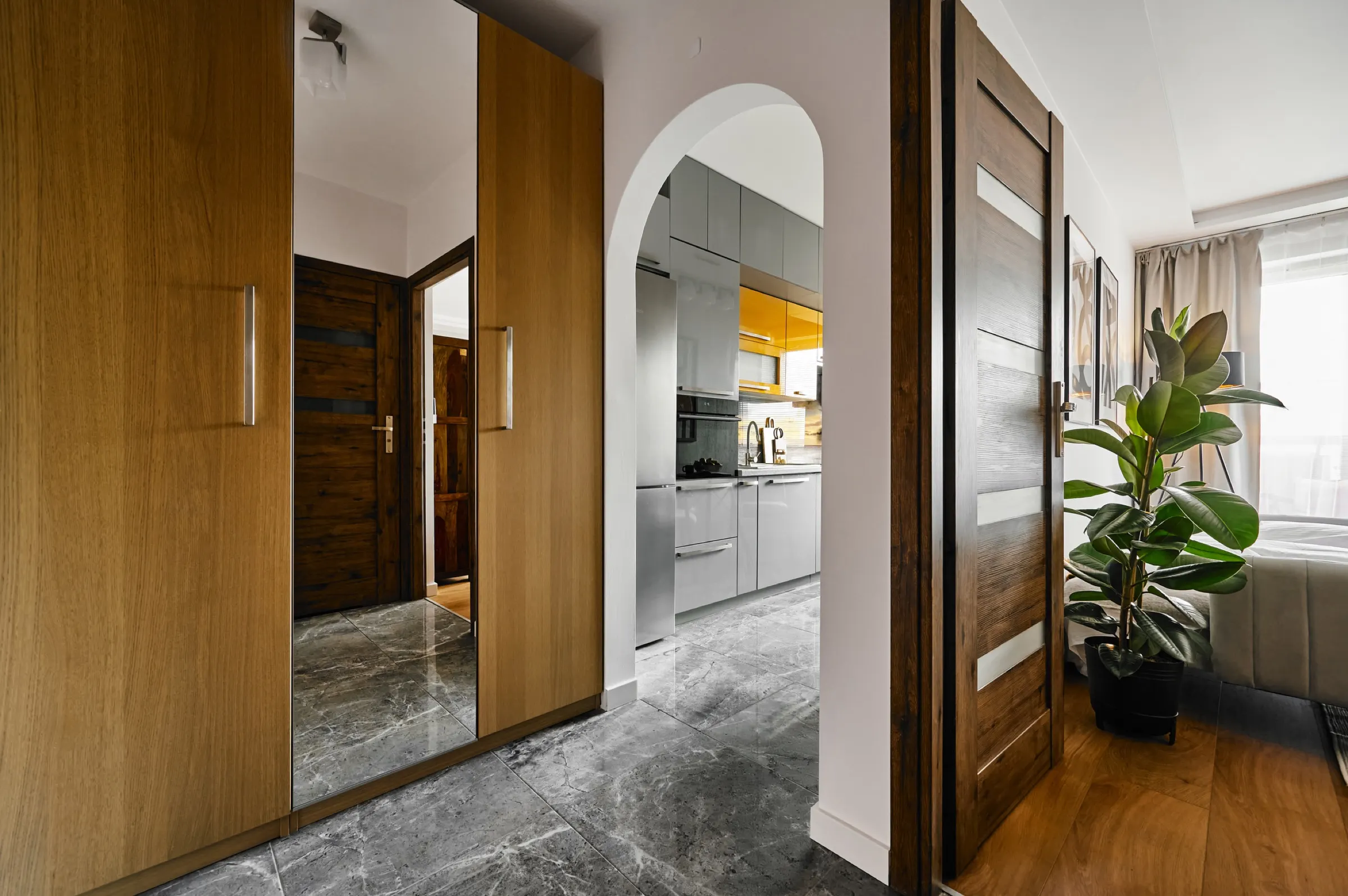 Hallway with a wardrobe and an arched doorway