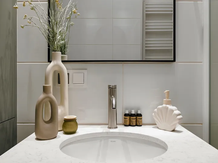 Washbasin with toiletries