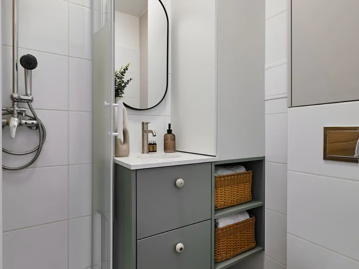 Bathroom with an oval mirror
